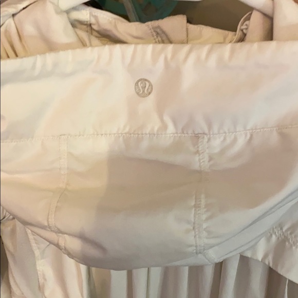 🍎 LULULEMON WHITE JACKET - Picture 3 of 3